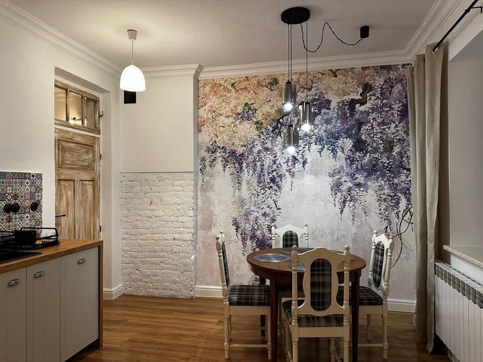 Dining corner with wisteria mural and herringbone parquet — Room Nr 1