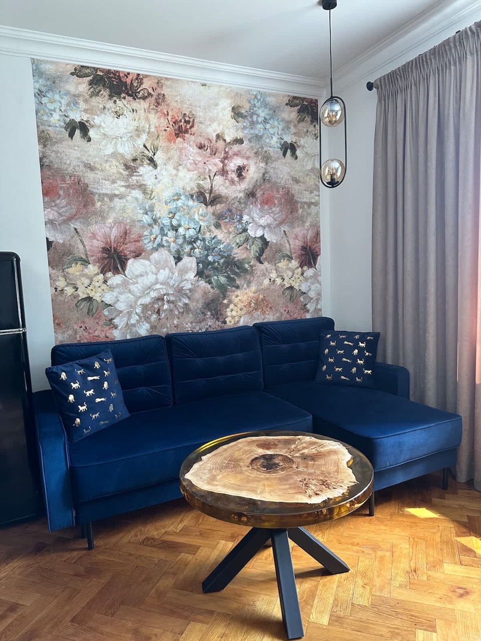 Bright living room with navy velvet sofa — Room Nr 3